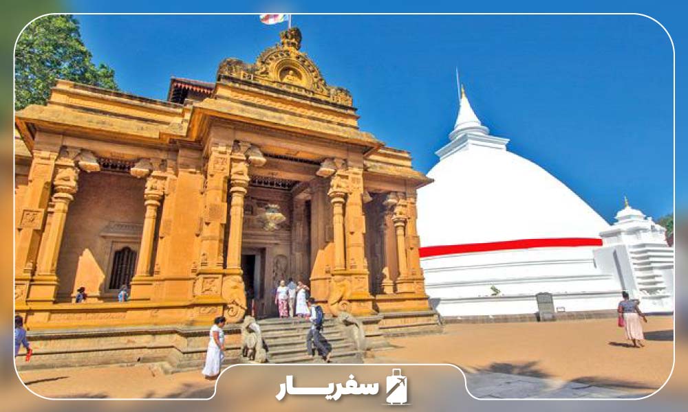 بازدید مردمان از Kelaniya Raja Maha Vihara در سریلانکا