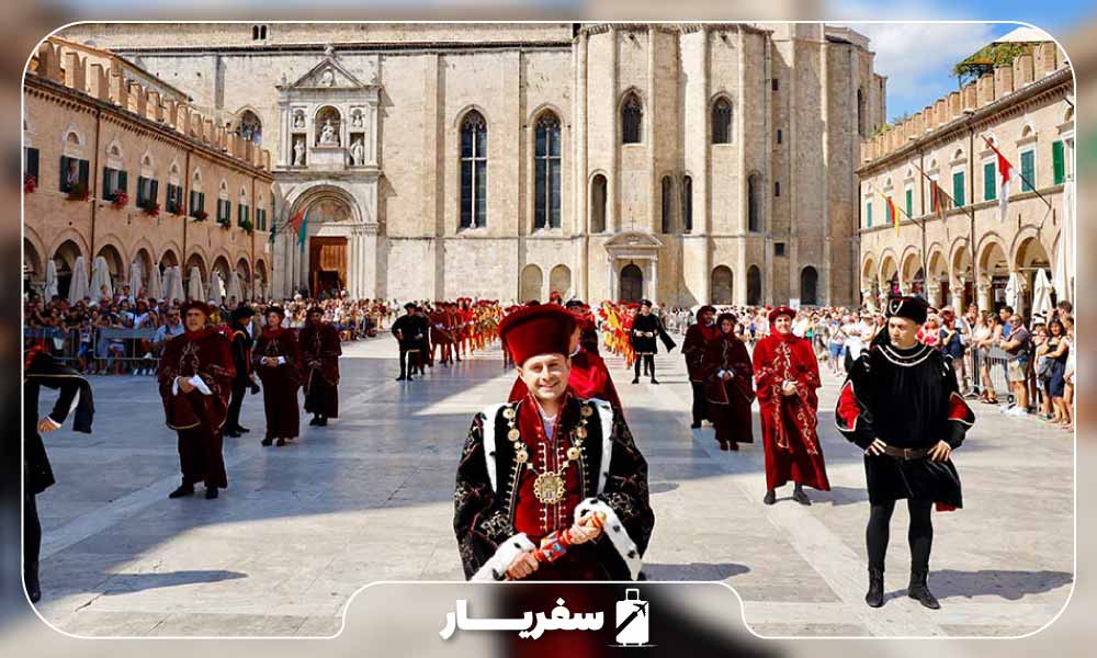 فستیوال محلی  La Quintana Palio با لبا س های رسمی